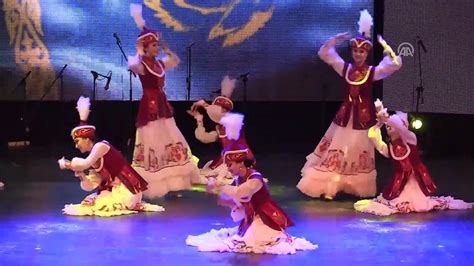 D­a­n­s­ç­ı­l­a­r­ ­B­u­r­s­a­­d­a­n­ ­d­ü­n­y­a­y­a­ ­b­a­r­ı­ş­ ­m­e­s­a­j­ı­ ­v­e­r­d­i­